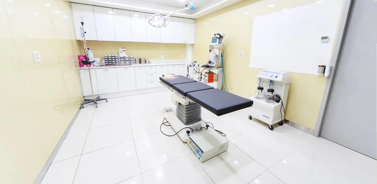 Operating room with an operating table, surgical lights and anesthesia equipment