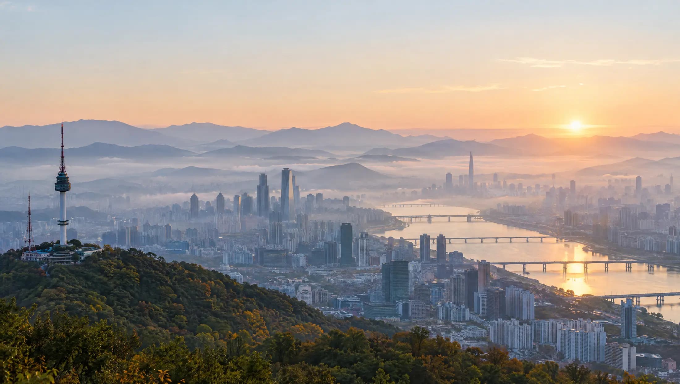 Seoul pada waktu subuh dilihat dari Namsan, bandar dan sungai diselubungi kabus pagi yang lembut
