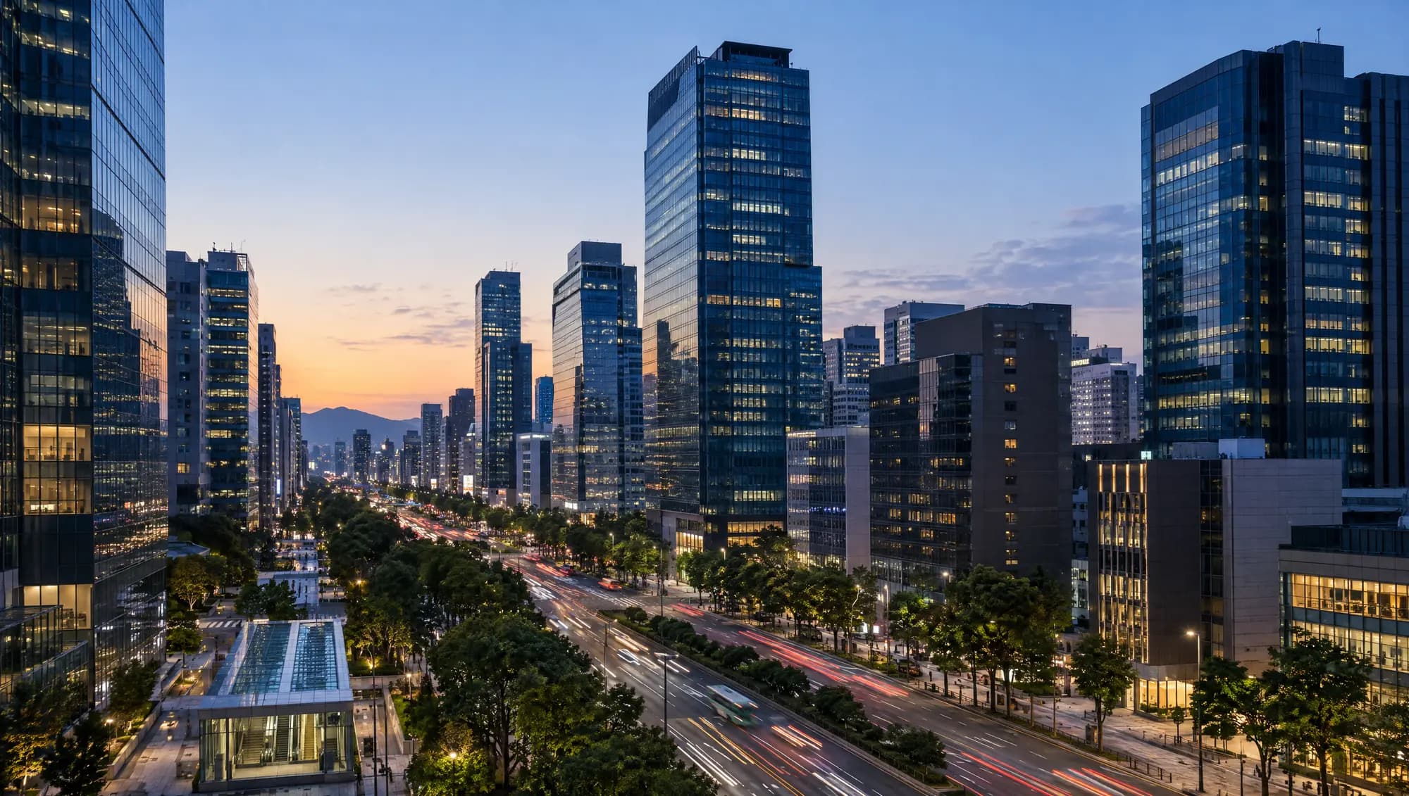 ถนนสายใหญ่ในเมืองยามพลบค่ำ เรียงรายด้วยอาคารสำนักงานกระจกและต้นไม้