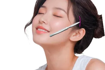 Gambar klinik bagi mini facelift, dipaparkan bersebelahan gambar facelift penuh di bahagian laman klinik yang membandingkan kedua-duanya.