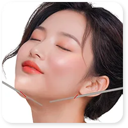 クリニックの顔の脂肪吸引の手順1(Step 01)の図。あごの下と耳の後ろの小さな切開から細いカニューレが入っている。